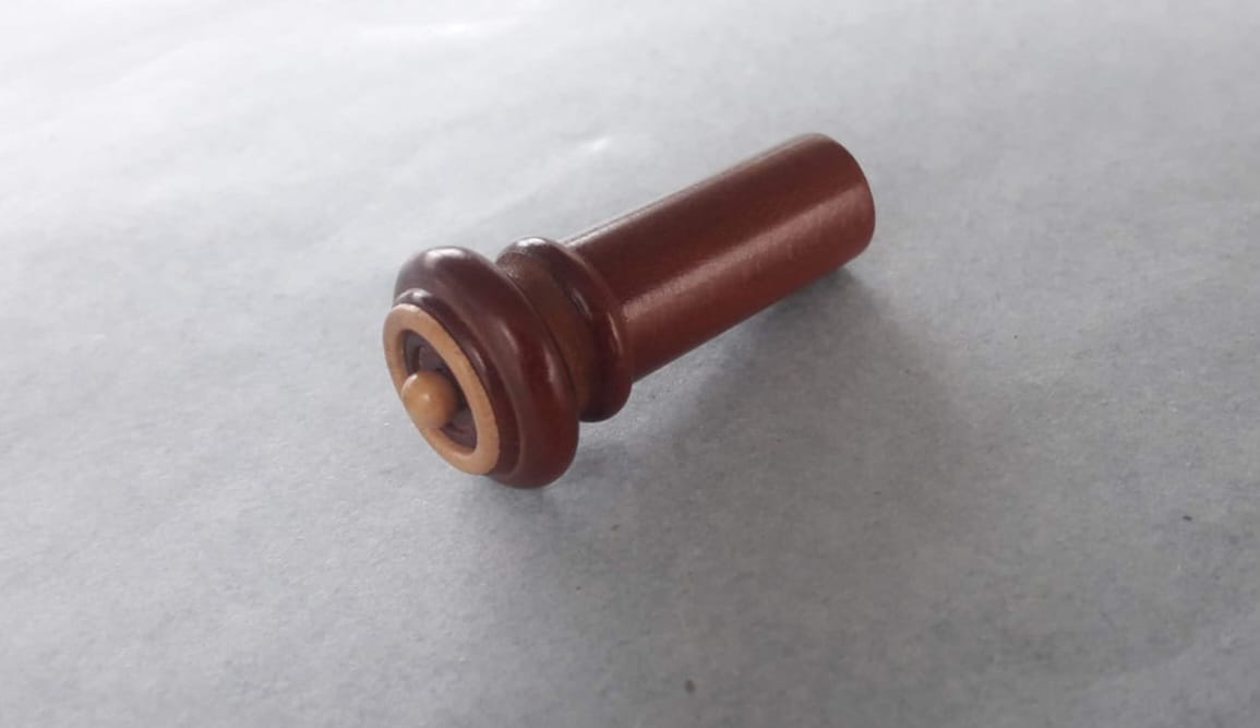 Boxwood Violin head boxwood collar pin